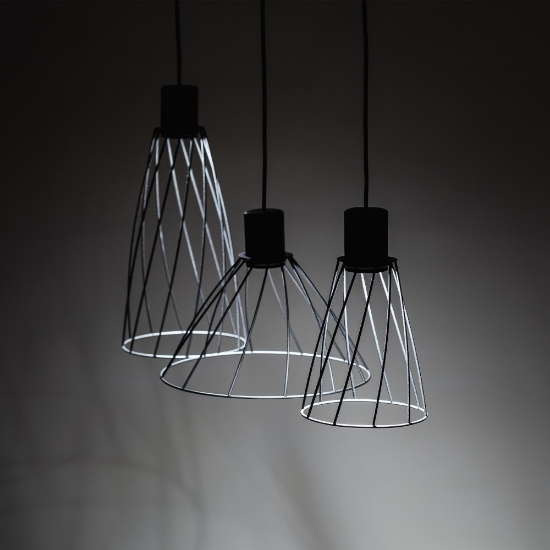 Lampadario per cucina lineare nero tre elementi diffusori a gabbia